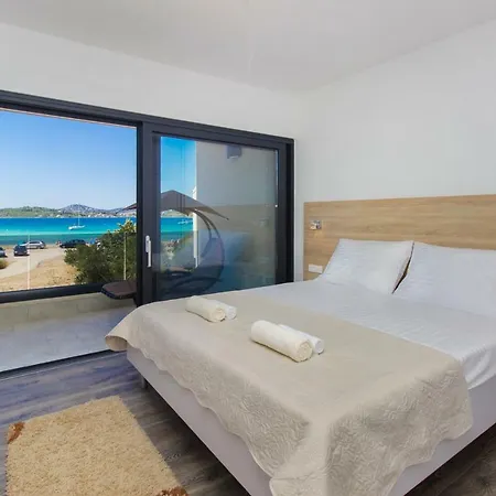 Eden Villa Srima