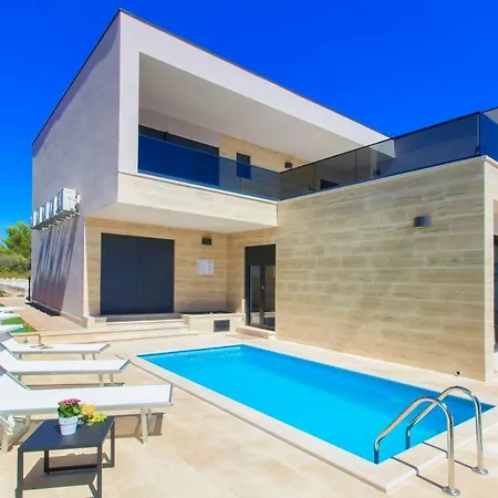 Eden Villa Srima